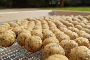 Как насаживать бойлы на крючок на карпа