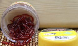 Как насаживать мотыля на крючок